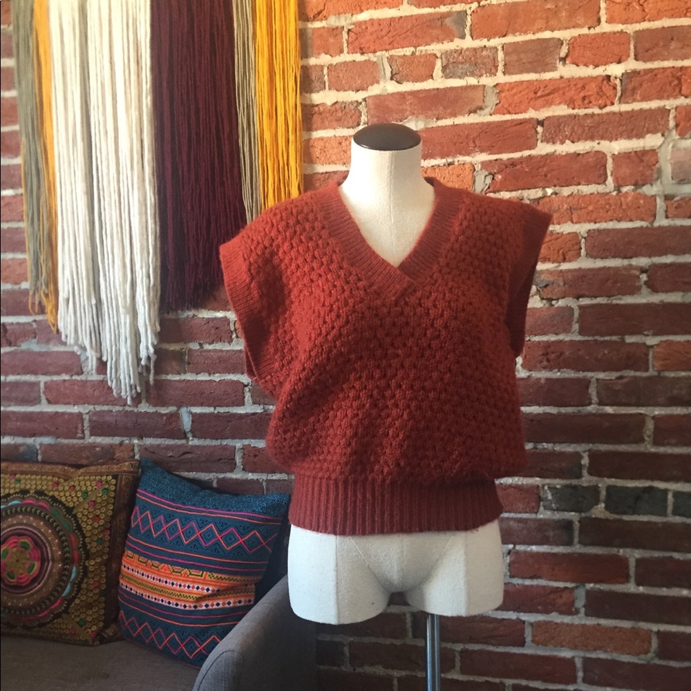 One color sweater vest lewk